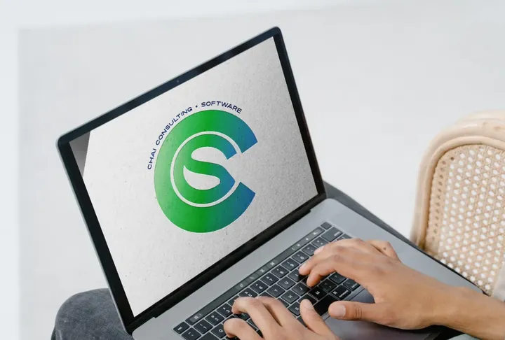 Portátil con el logo de CHAI en pantalla